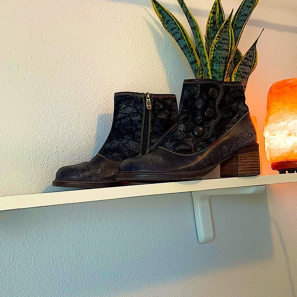 L’ATRISTE black boots